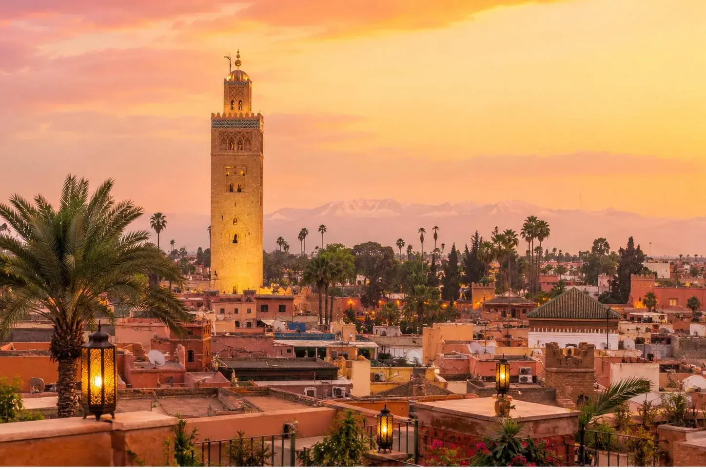 Skyline du centre de Marrakech avec le minaret de la Koutoubia au coucher du soleil