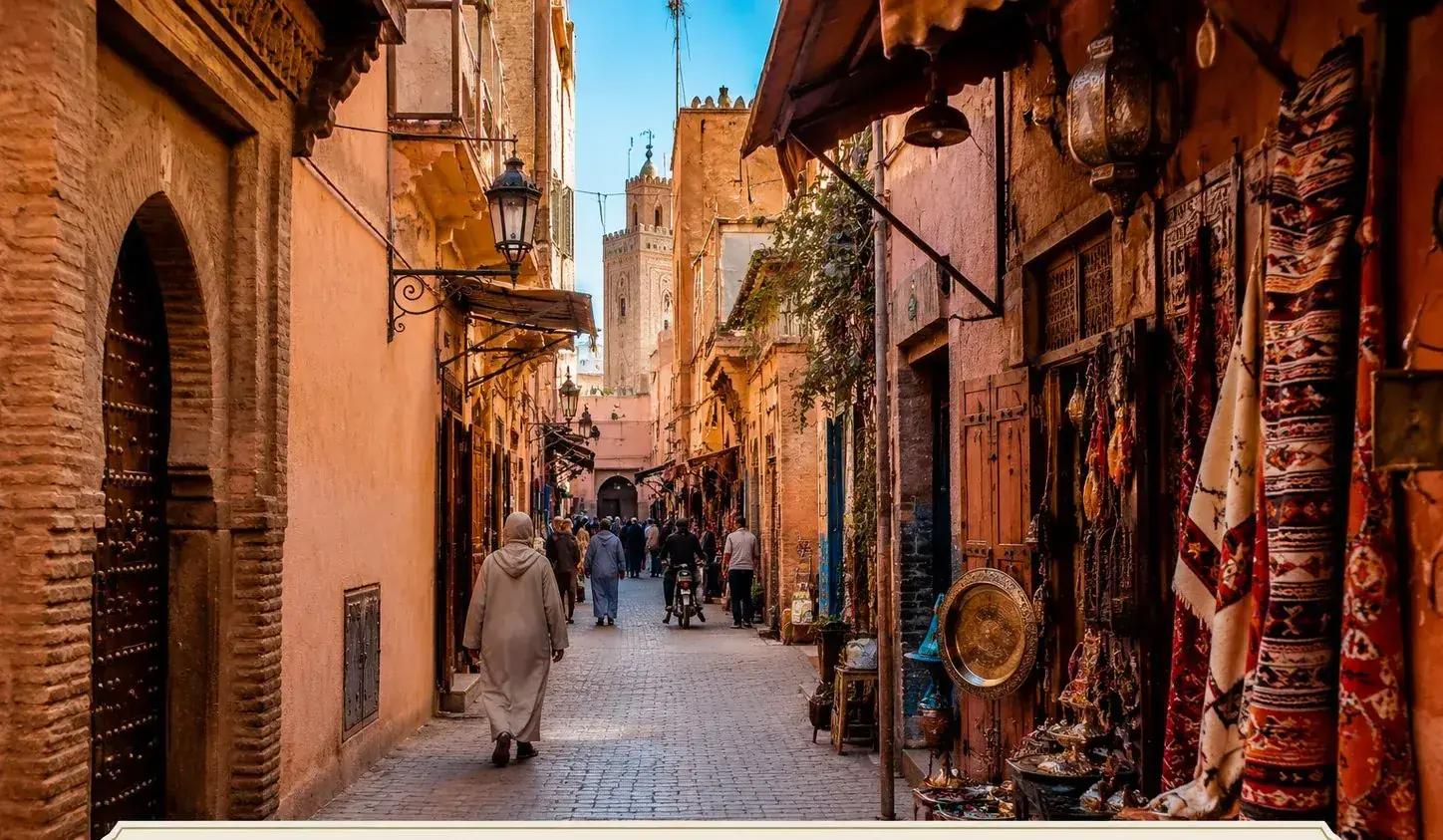 Ruelle de souk traditionnelle dans la Médina de Marrakech avec tapis et lanternes