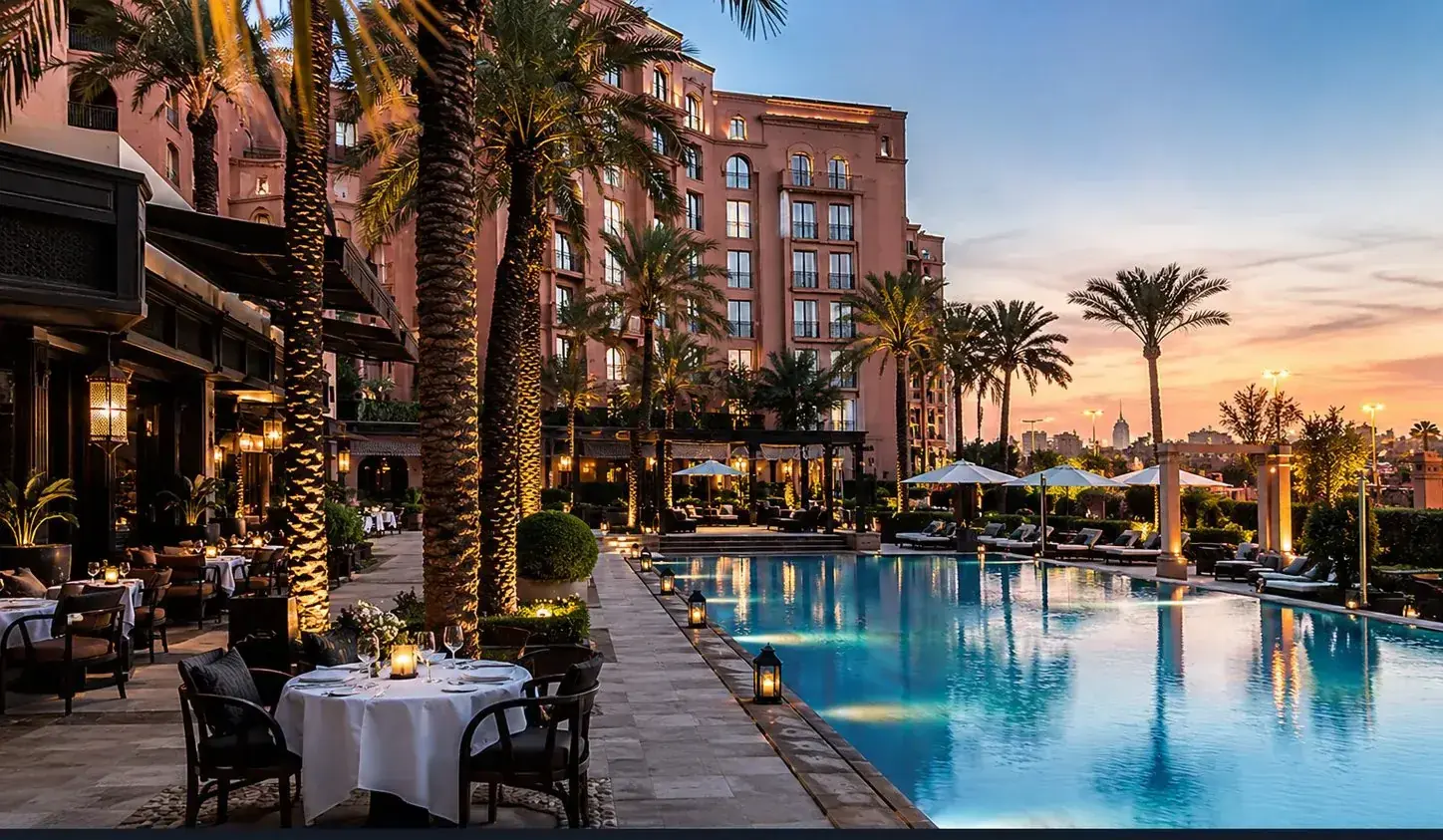 Piscine et jardins d'un hôtel de luxe au crépuscule à l'Hivernage, Marrakech